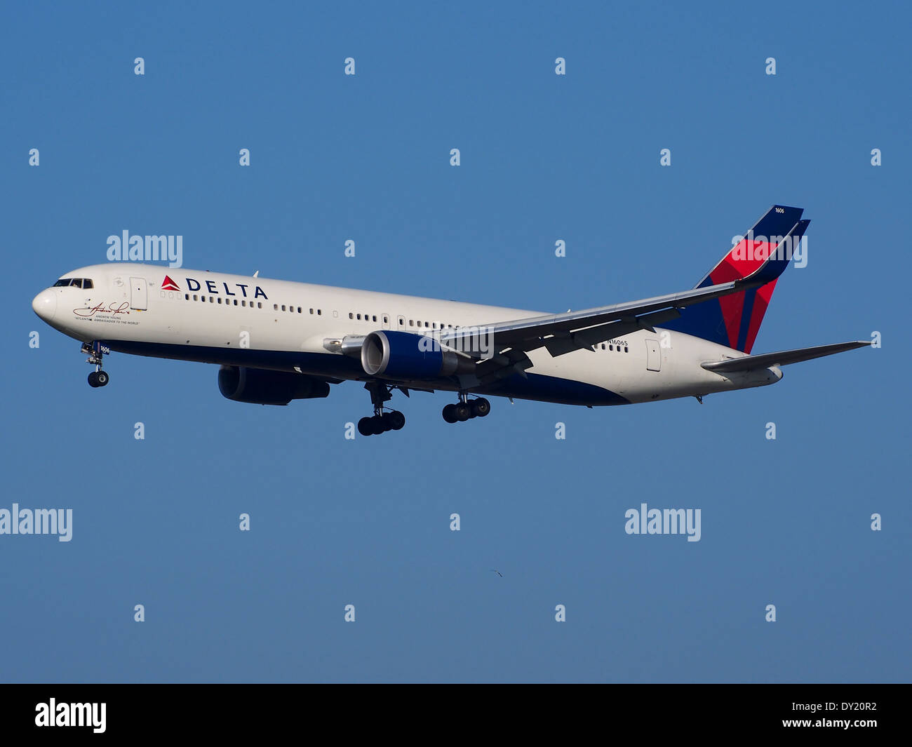 Delta Air Lines Boeing 767-332(er)(WL), Kennzeichen N16065, landet am Flughafen Schiphol. Dieses Großraumflugzeug wird für internationale Langstreckenflüge eingesetzt und bietet Komfort und Zuverlässigkeit. Stockfoto