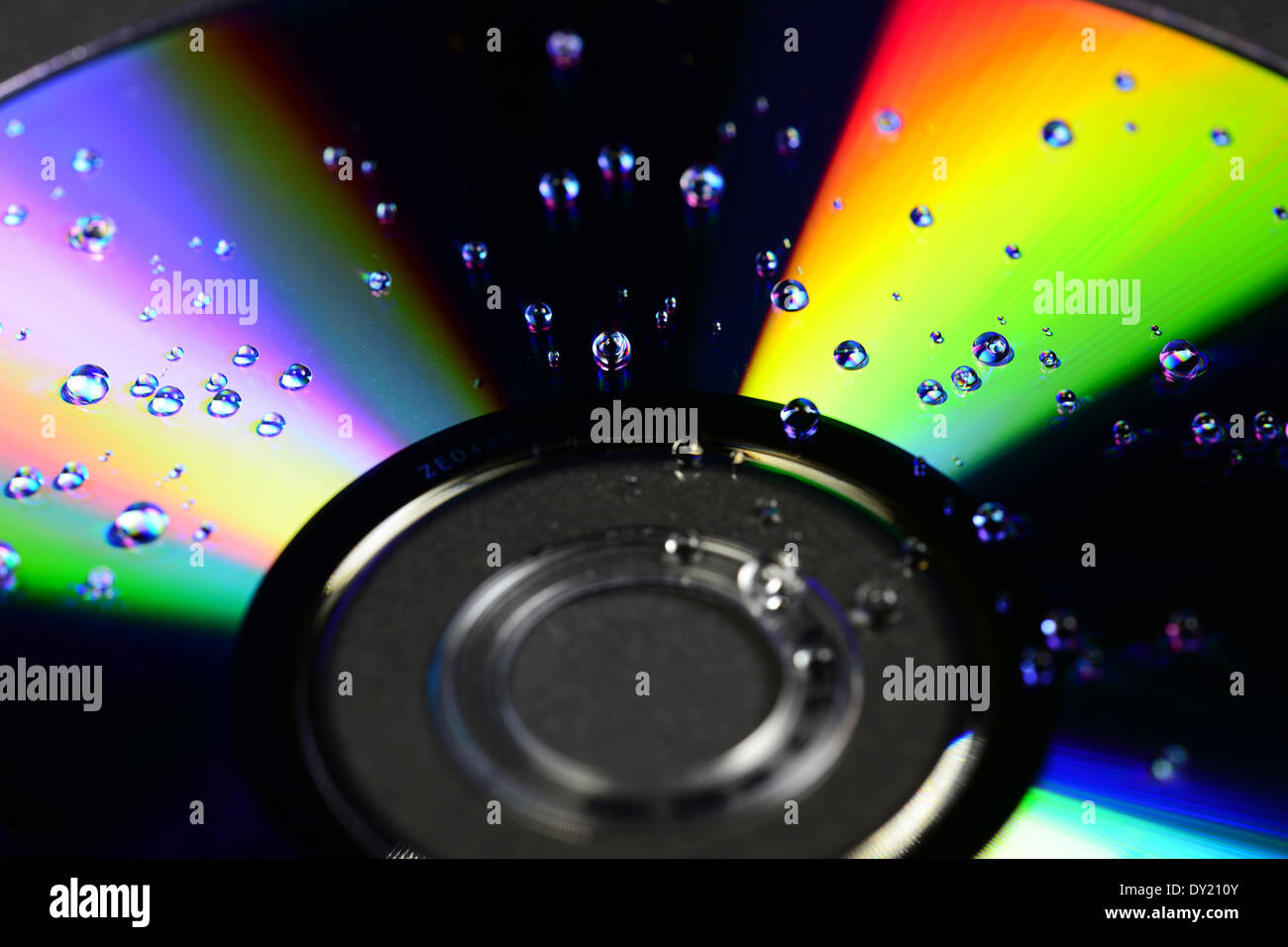 Compact Disc mit Wasser Tropfen isolierten auf schwarzen Hintergrund Stockfoto