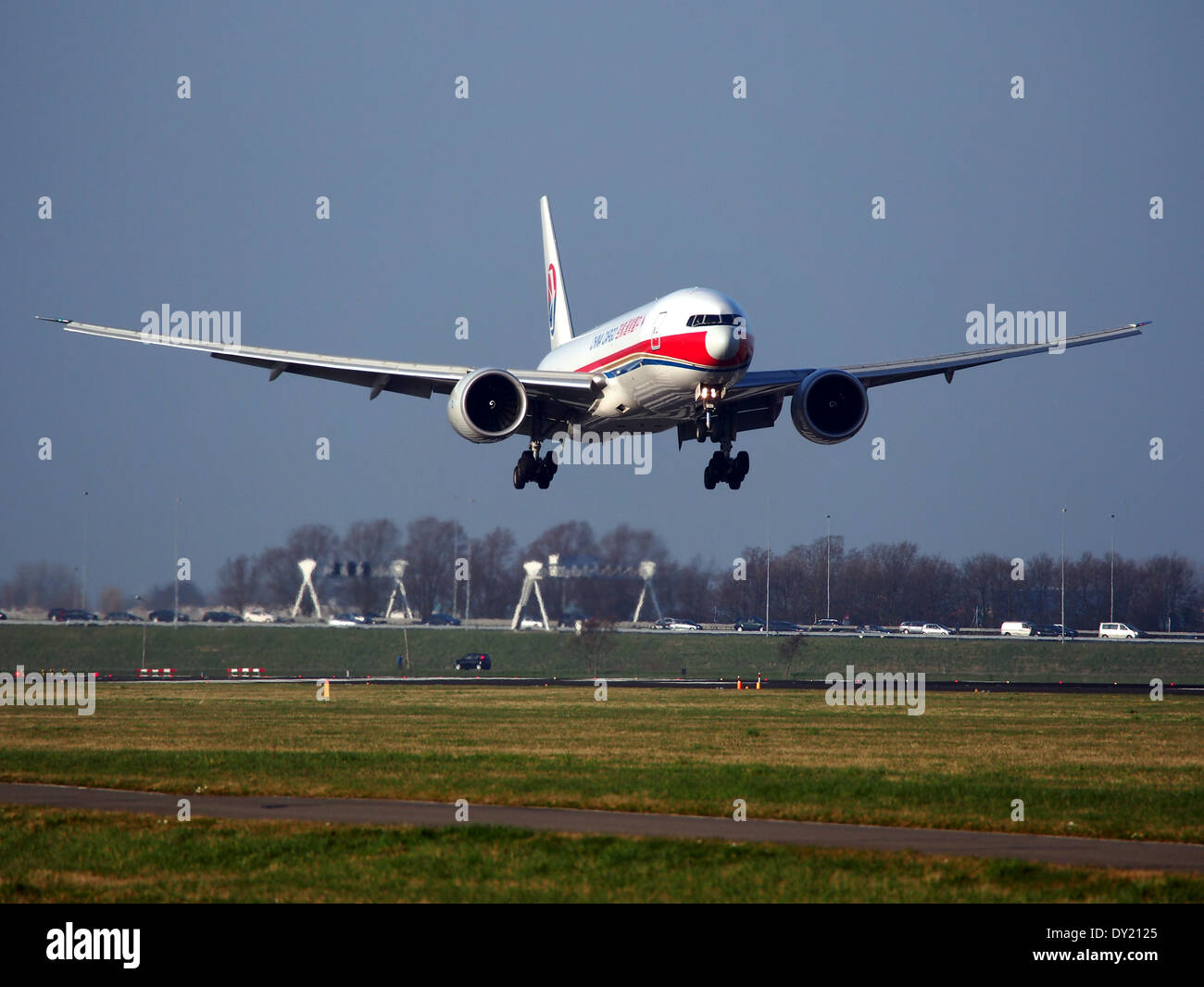 Die B-2083 China Cargo Airlines Boeing 777-F6N ist ein Frachtflugzeug für den Transport von Fracht über internationale Strecken. Sie landet hier am Flughafen Schiphol in den Niederlanden und zeigt seine Rolle in der globalen Logistik und im Güterverkehr für China Cargo Airlines. Stockfoto