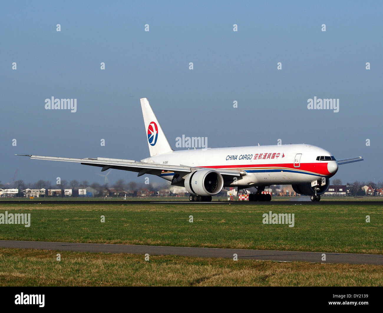 B-2083, ein Boeing 777-F6N Frachter der China Cargo Airlines, landet am Flughafen Schiphol in den Niederlanden. Das Flugzeug ist Teil der Flotte der China Cargo Airlines für den internationalen Luftfrachtverkehr. Stockfoto