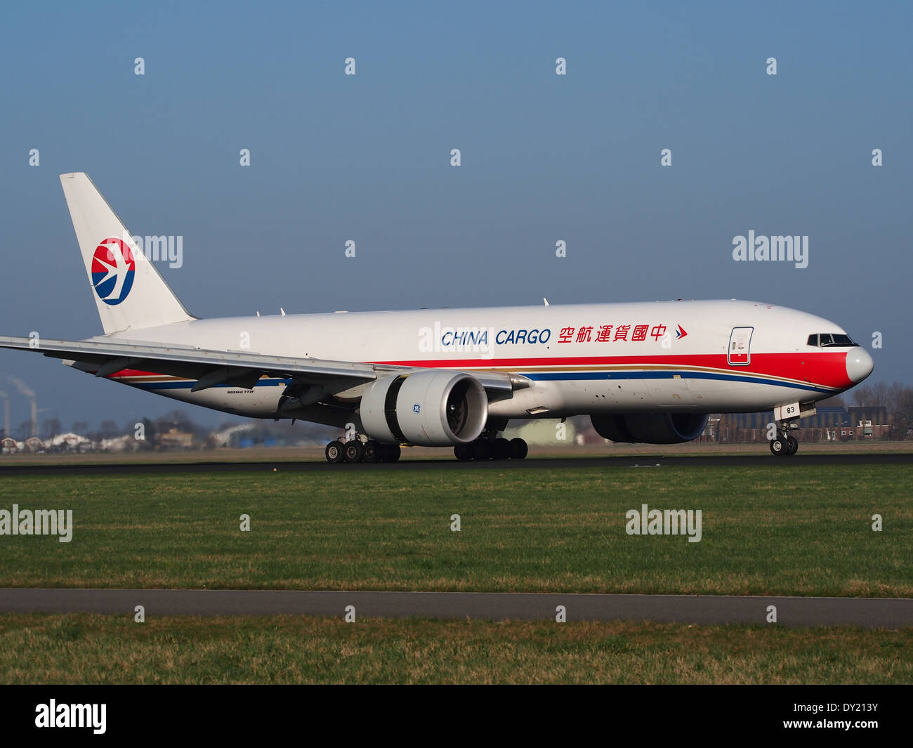 Die Boeing 777-F6N von China Cargo Airlines mit der Registrierung B-2083 landet am Flughafen Schiphol in den Niederlanden. Dieses Frachtflugzeug wird für den Transport von Gütern über große Entfernungen eingesetzt, wobei der Schwerpunkt auf Effizienz und Frachtkapazität liegt. Stockfoto