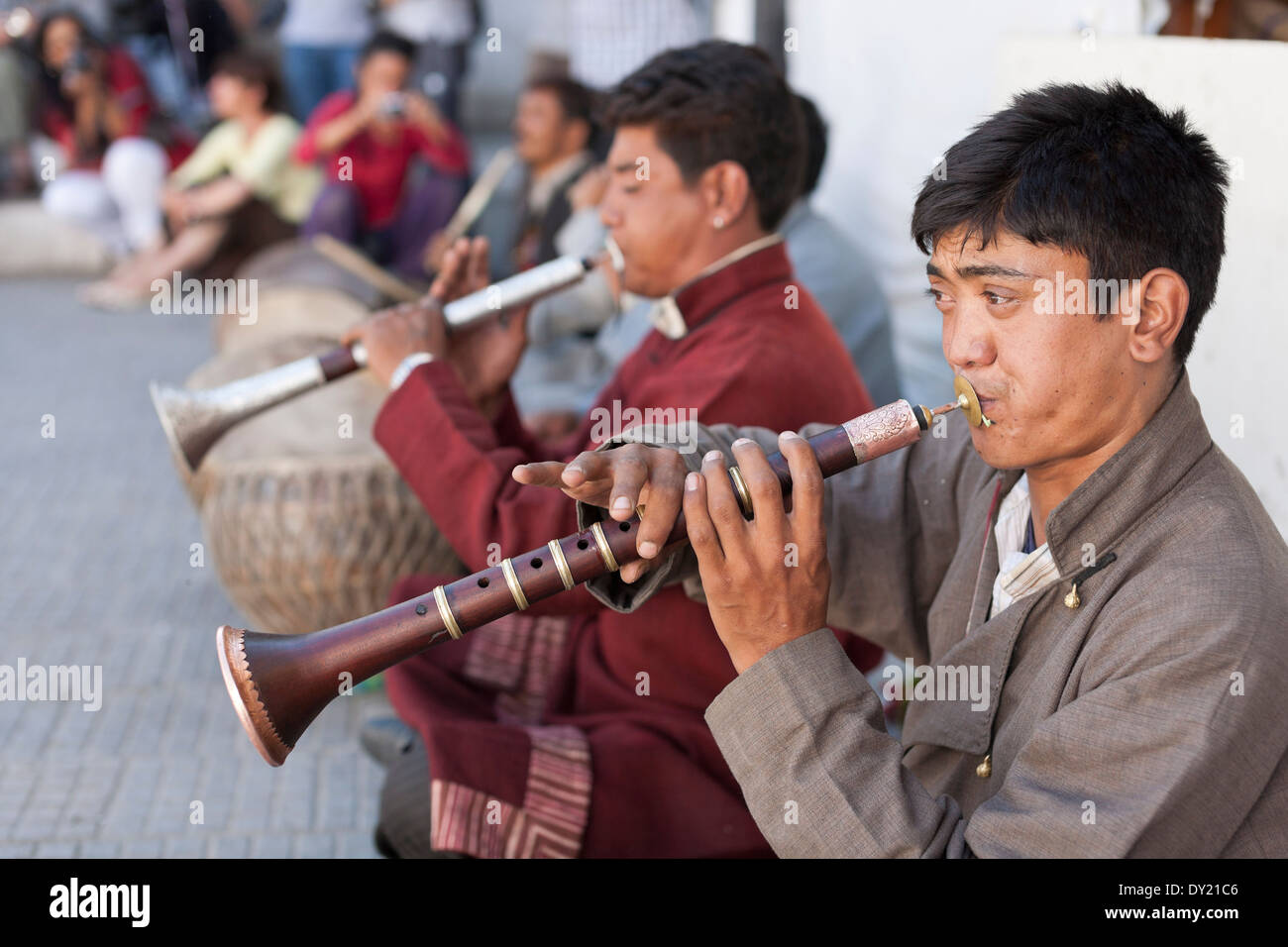 Leh, Ladakh, Indien. Buddhistische Musiker spielen im Hof des Chowkhang Gompa während des Festivals von Ladakh Stockfoto