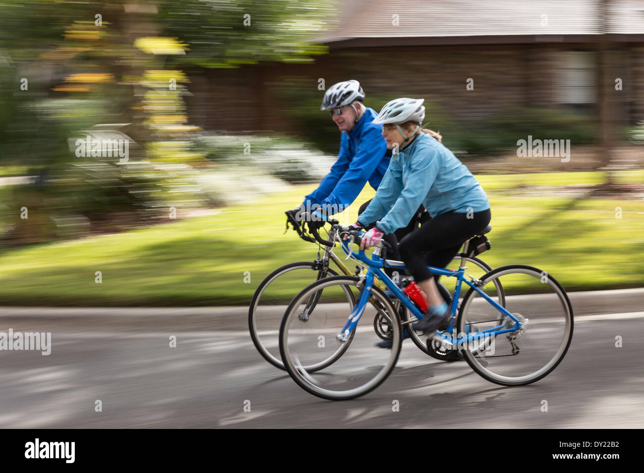 Reifes Paar Radfahren zusammen, USA 2014 Stockfoto