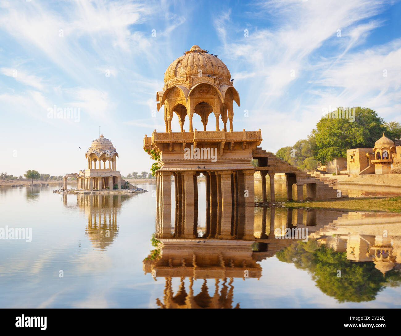 Indische Sehenswürdigkeiten - Gadi Sagar Tempel auf Gadisar See - Jaisalmer, Rajasthan, Nordindien Stockfoto