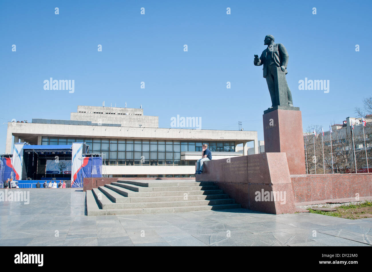 Lenin-Denkmal und Musik Theatergebäude in Simferopol während Crimea 2014 Krise Stockfoto