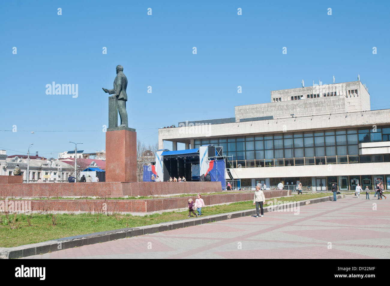 Lenin-Denkmal und Musik Theatergebäude in Simferopol während Crimea 2014 Krise Stockfoto
