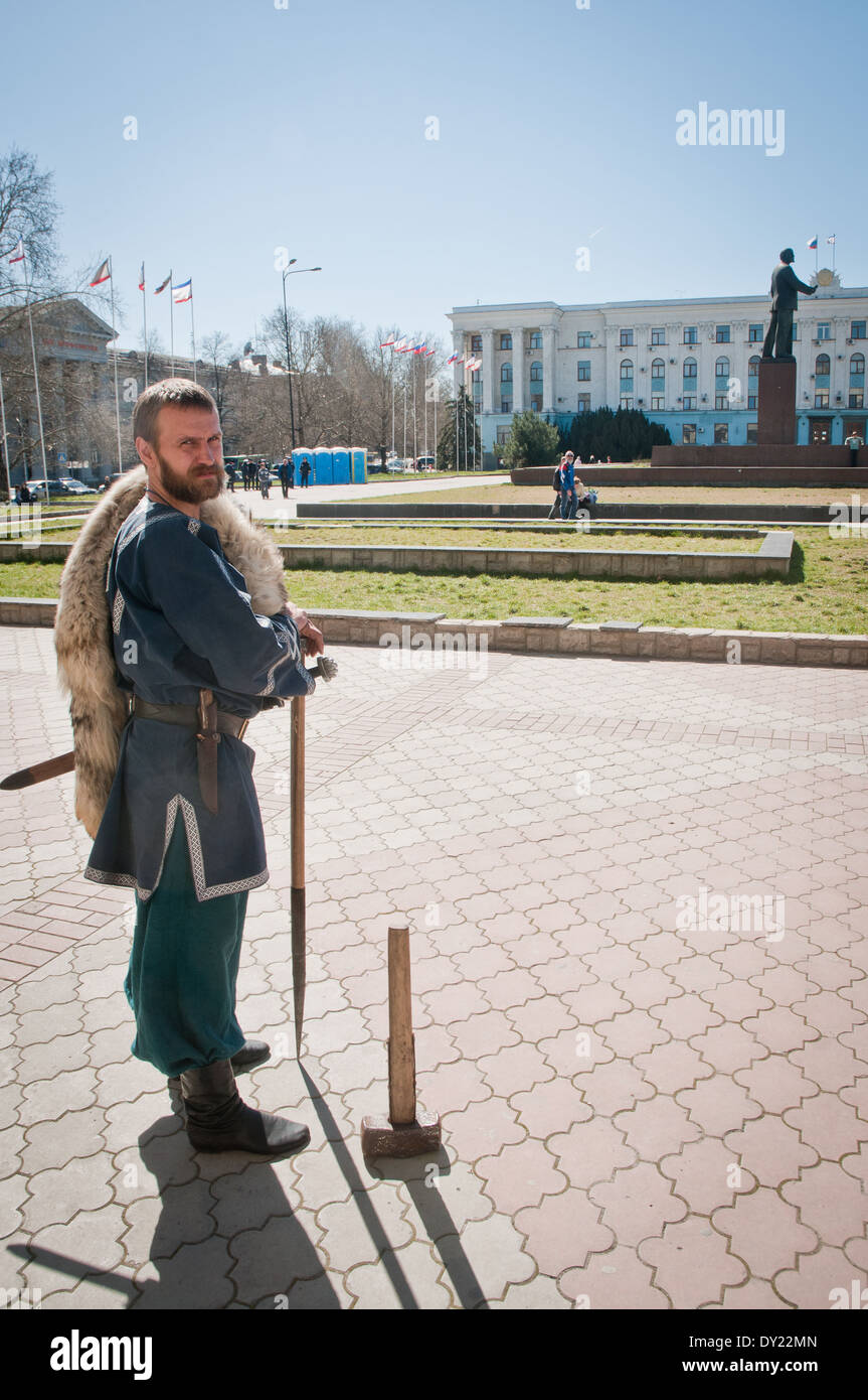 Mitglied des Folklore-Musik-Gruppe neben Lenin-Denkmal und des Ministerrates der Krim in Simferopol Krim 2014 Krise Stockfoto