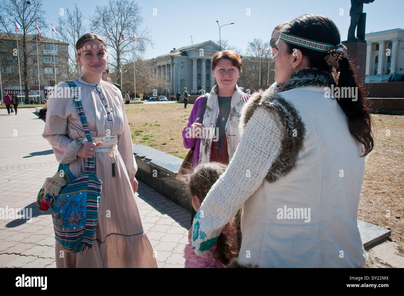 Mitglieder des Folklore-Musik-Gruppe neben Lenin-Denkmal und des Ministerrates der Krim, Simferopol Krim 2014 Krise Stockfoto