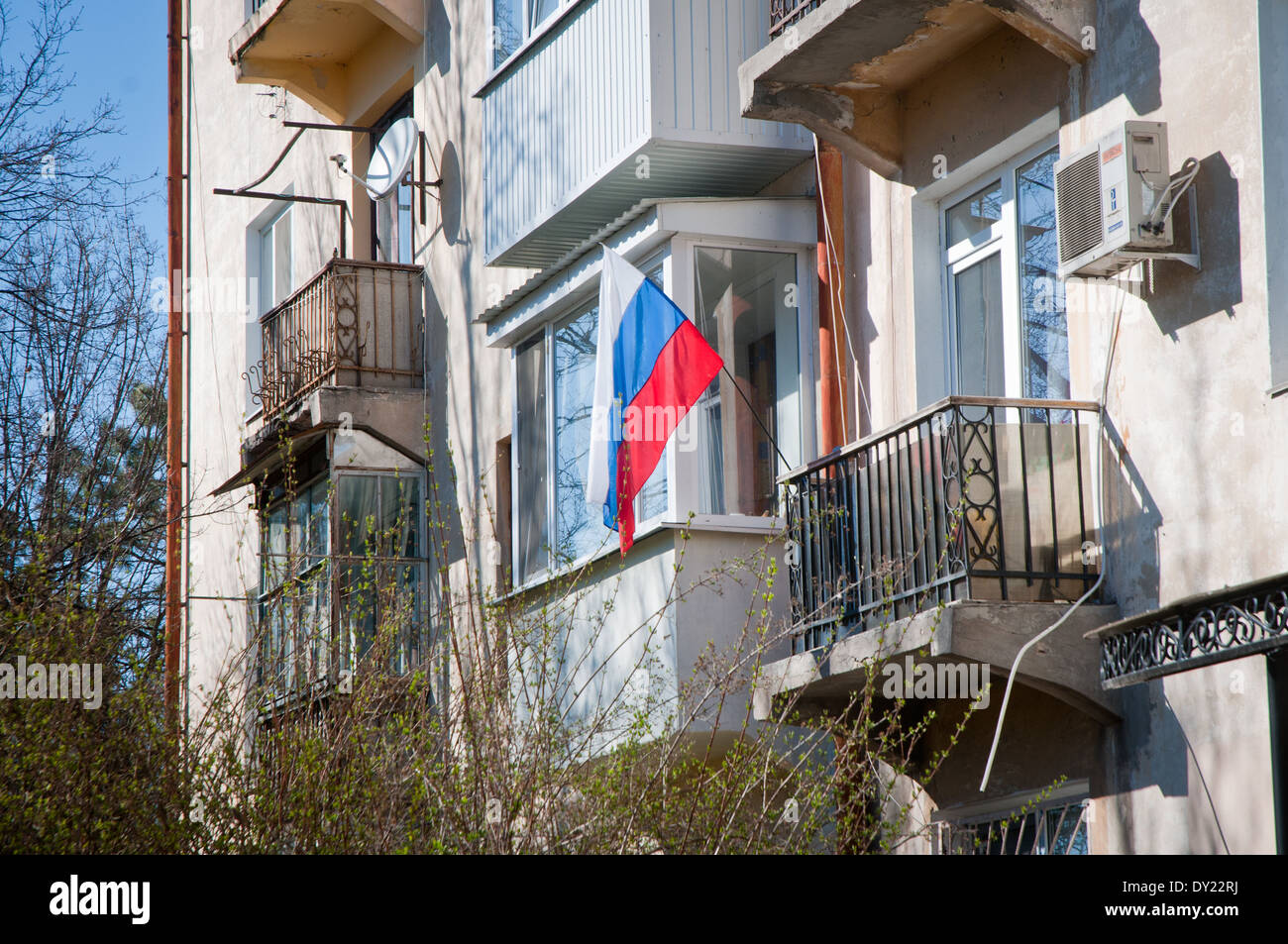 Russische Flagge auf dem Balkon Wohnblocks in Simferopol Krim 2014 Krise Stockfoto