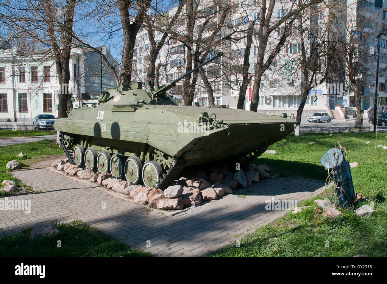 Sowjetische Panzer - Teil des Denkmals für die gefallenen Soldaten in Afghanistan in Simferopol, Crimea Stockfoto