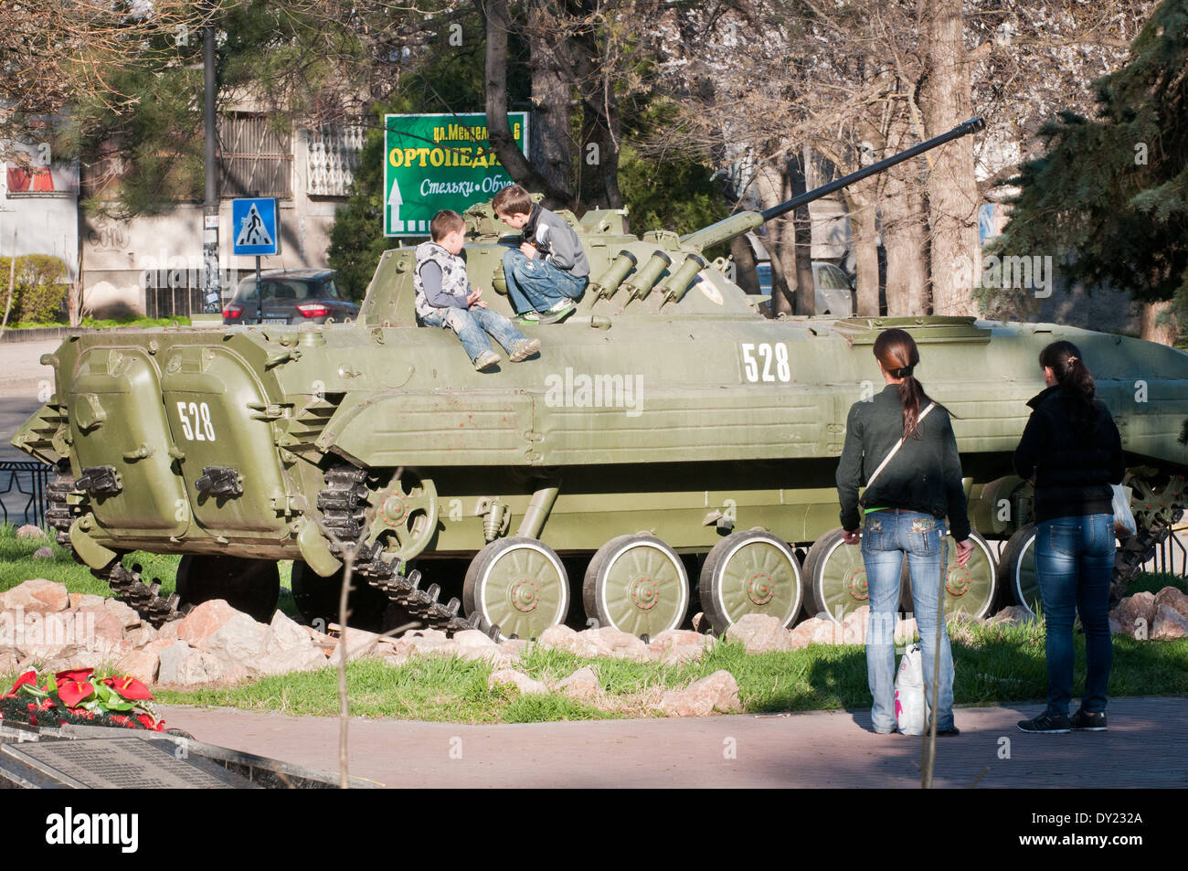 Sowjetische Panzer - Teil des Denkmals für die gefallenen Soldaten in Afghanistan in Simferopol, Crimea Stockfoto