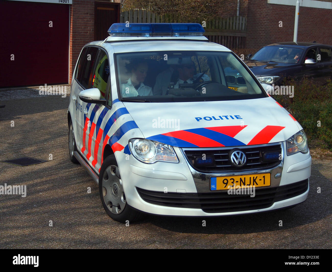 Ein VW Politie (VW Politie) ist in Hoofddorp, einer Stadt in den Niederlanden, zu sehen. Dieses Fahrzeug gehört zur niederländischen Polizeiflotte, die für Strafverfolgungszwecke eingesetzt wird. Stockfoto