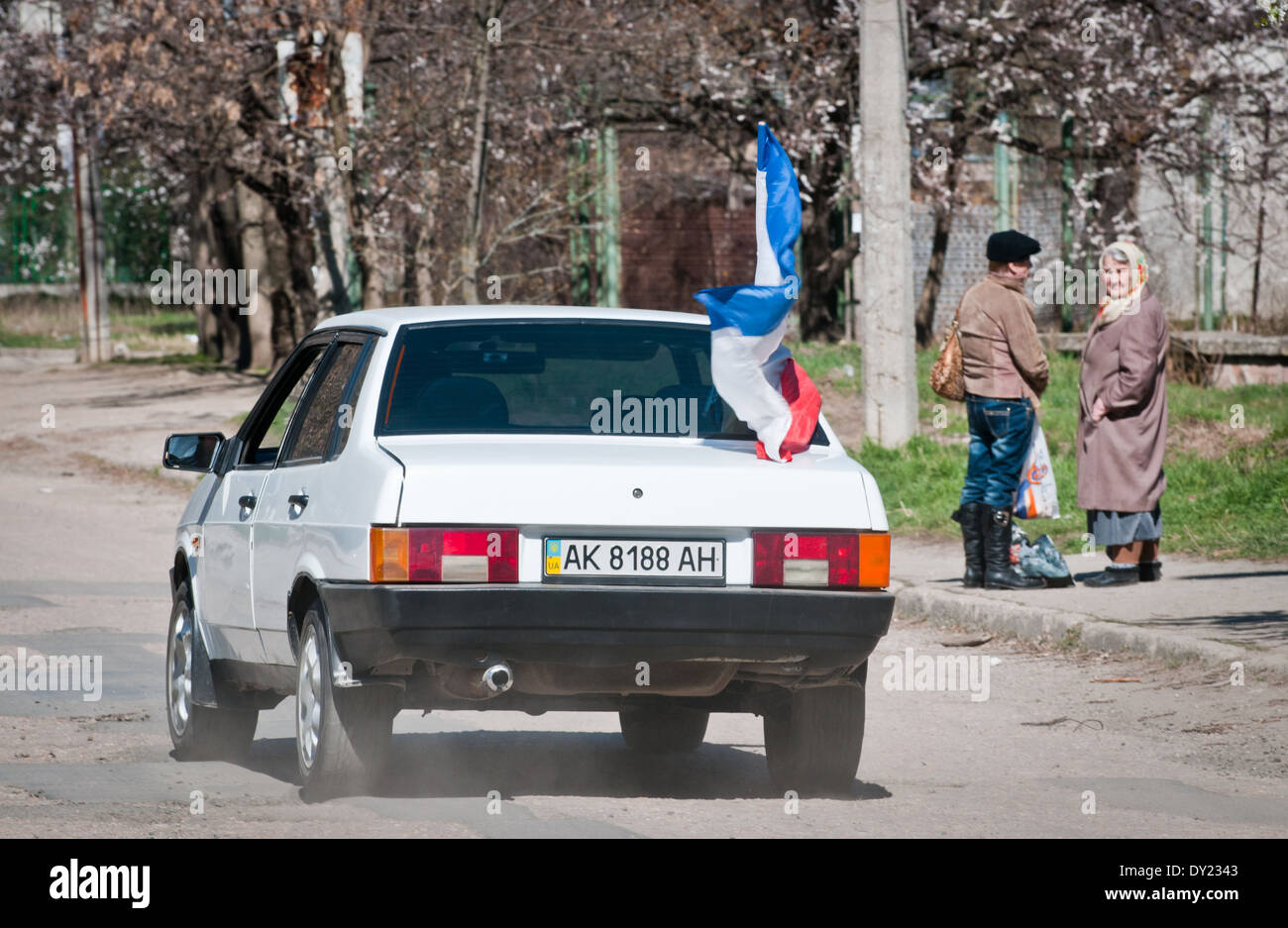Russische Flagge in einem Auto in Krim 2014 Krise in Simferopol Stockfoto