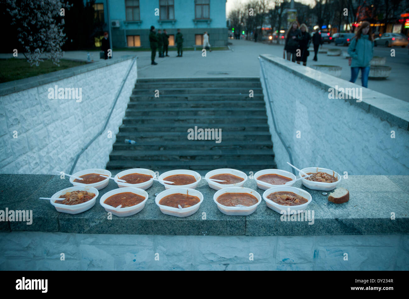 Nahrung für pro-russischen Milizangehörigen in Simferopol Krim 2014 Krise Stockfoto