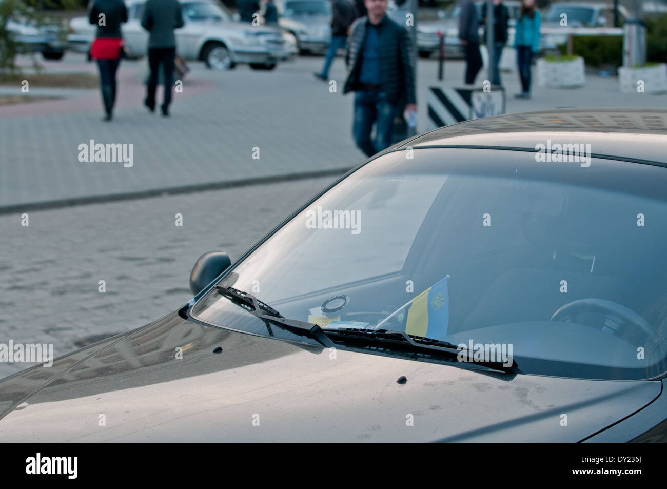 Kleine ukrainische Flagge in einem Auto während Krim 2014 Krise in Simferopol Stockfoto