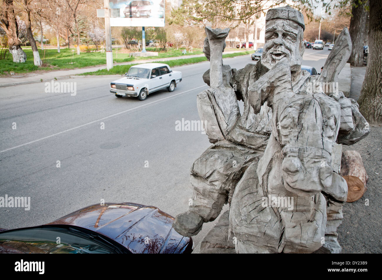 Holzfigur vor der Krim-Tataren Restaurant Markand in Simferopol, Crimea Stockfoto