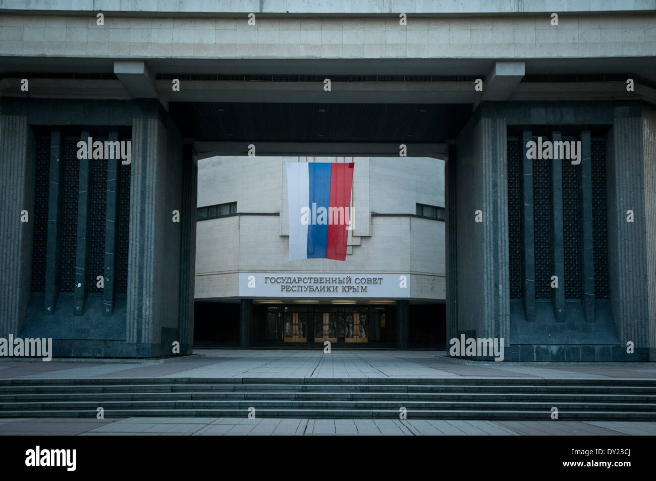 Oberster Rat der Krim in Simferopol - Parlament der autonomen Republik der Krim mit russischer Flagge nach der Krim-Krise Stockfoto