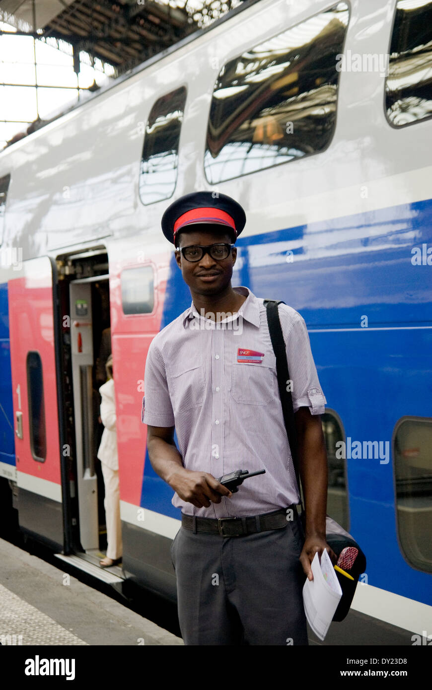 Afrikanische französische Zugbegleiter der TGV, Paris, Frankreich Stockfoto