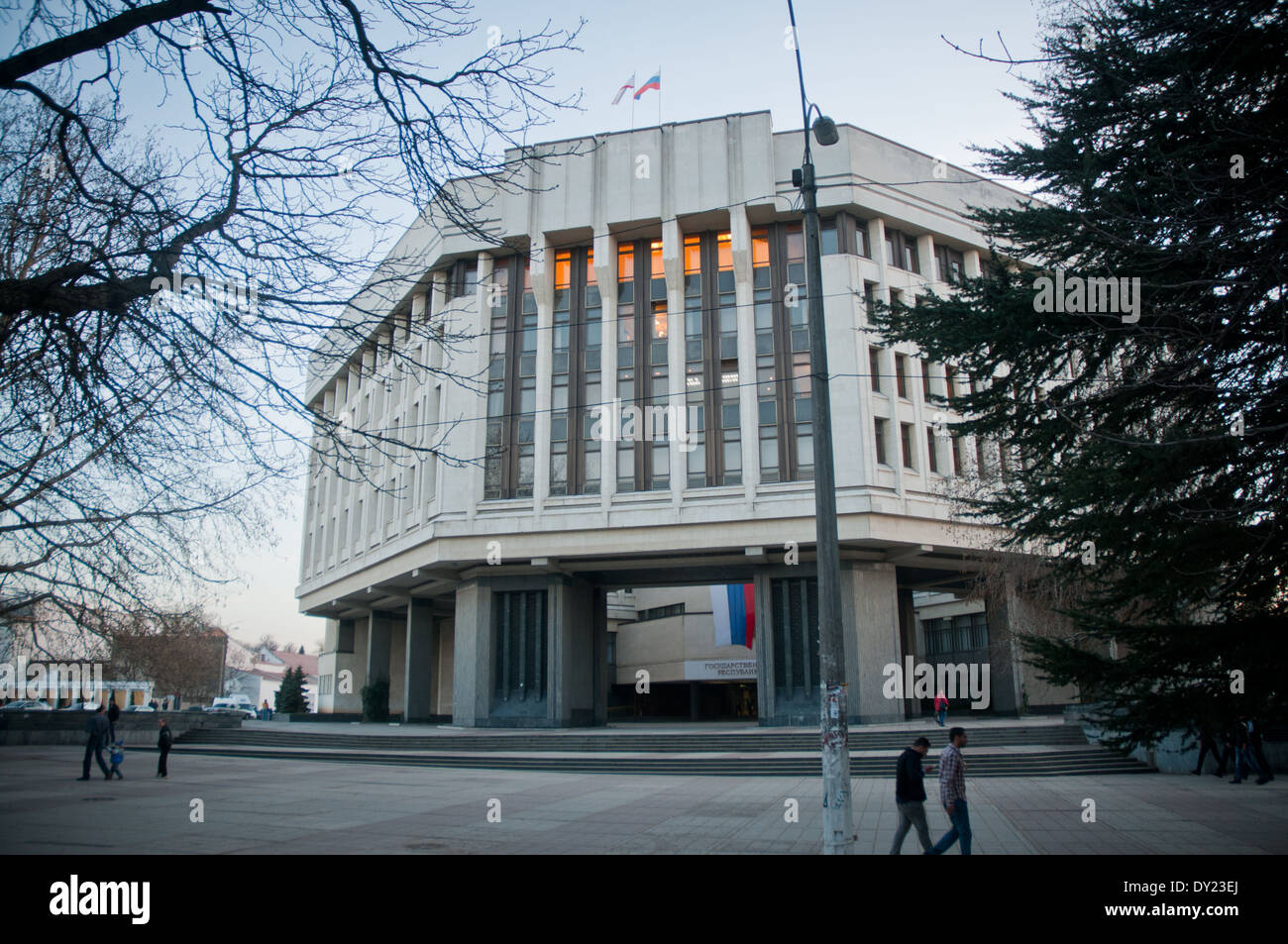 Oberster Rat der Krim in Simferopol - Parlament der autonomen Republik der Krim mit russischer Flagge nach der Krim-Krise Stockfoto