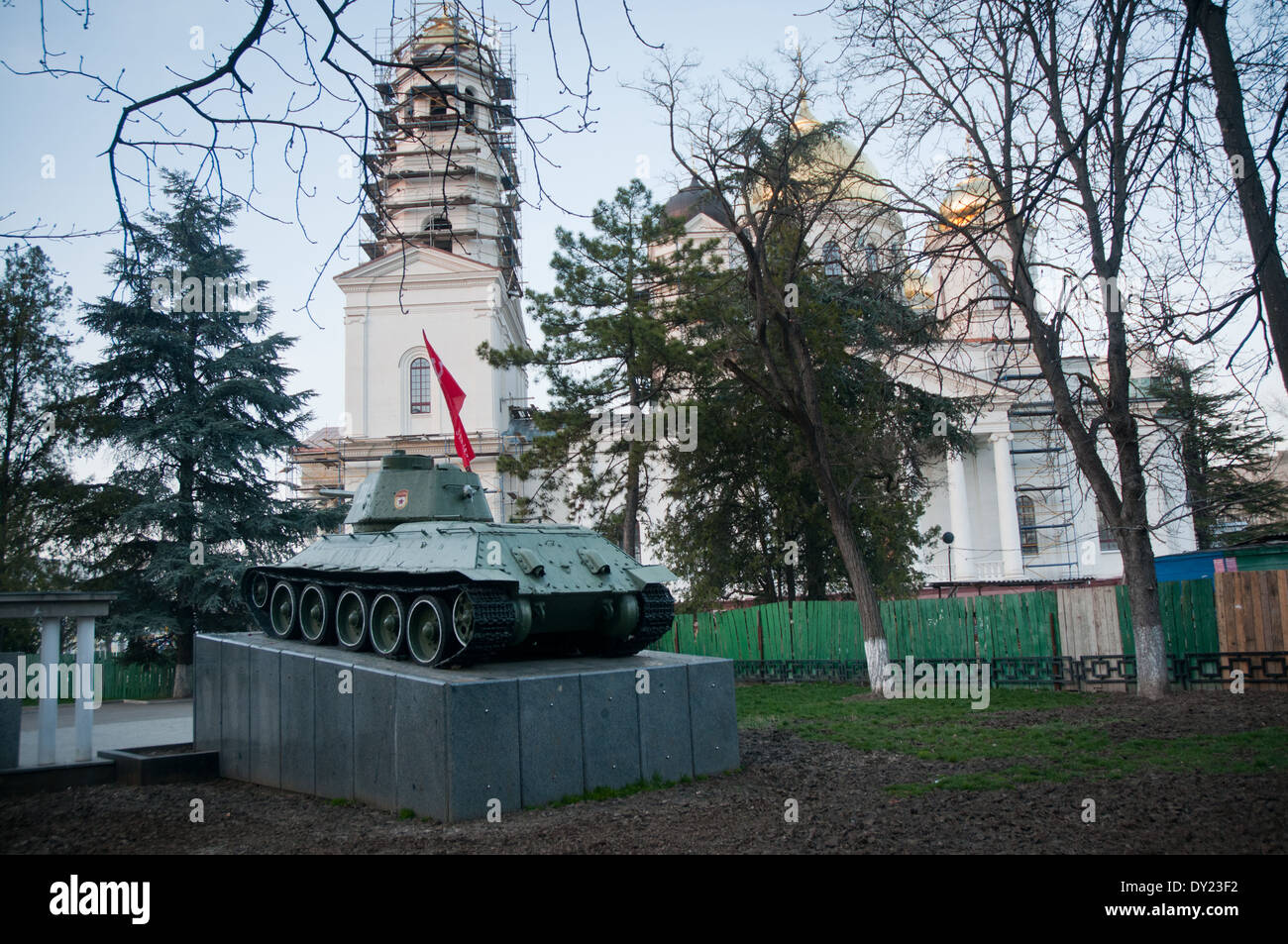 Flammenwerfer Panzer OT-34 am Denkmal des zweiten Weltkrieges und die Kirche von St. Alexander Nevsky in Simferopol, Crimea Stockfoto