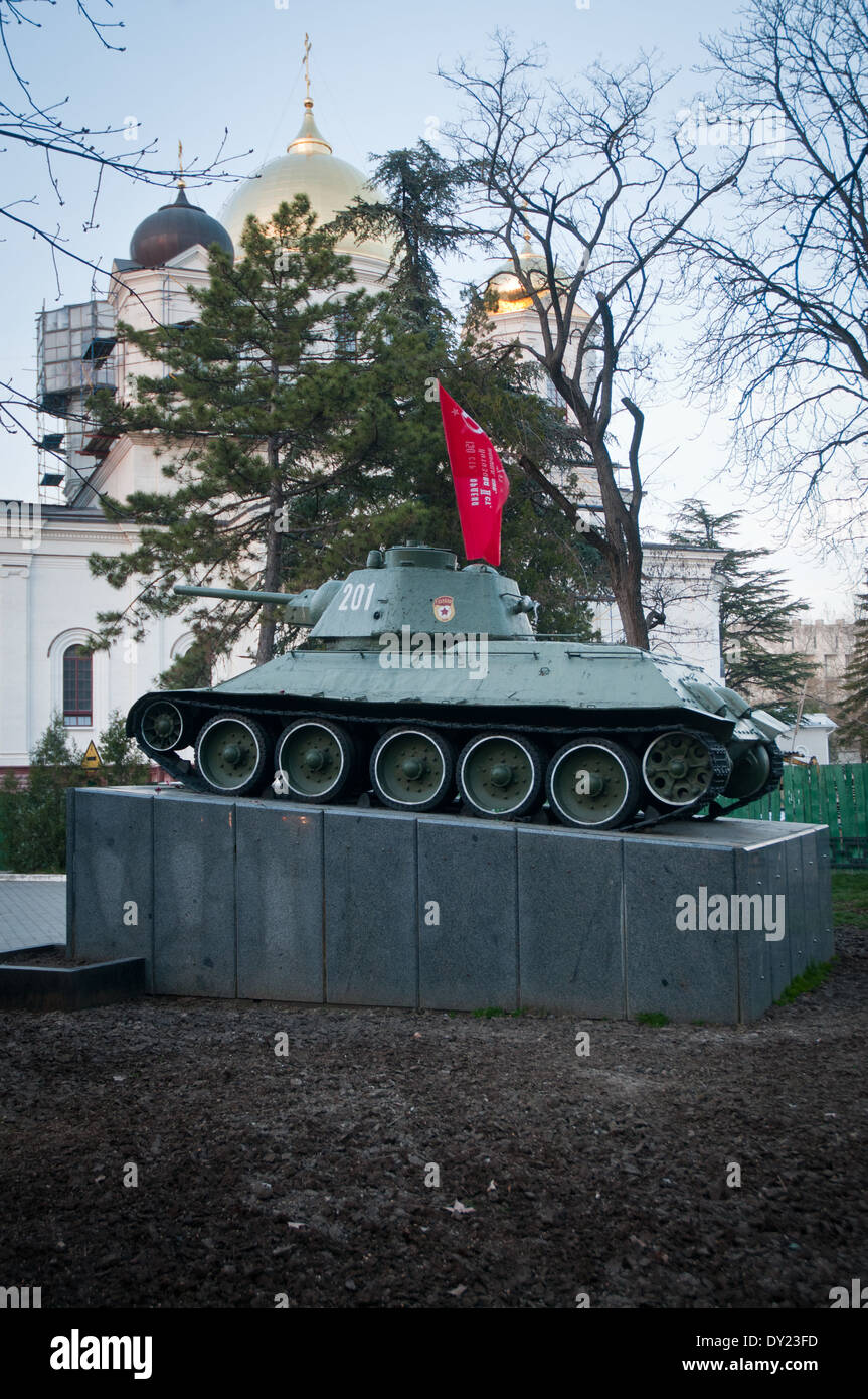 Flammenwerfer Panzer OT-34 am Denkmal des zweiten Weltkrieges und die Kirche von St. Alexander Nevsky in Simferopol, Crimea Stockfoto