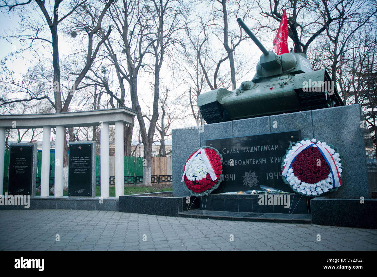 Flammenwerfer Panzer OT-34 am Denkmal des zweiten Weltkrieges in Simferopol, Crimea Stockfoto