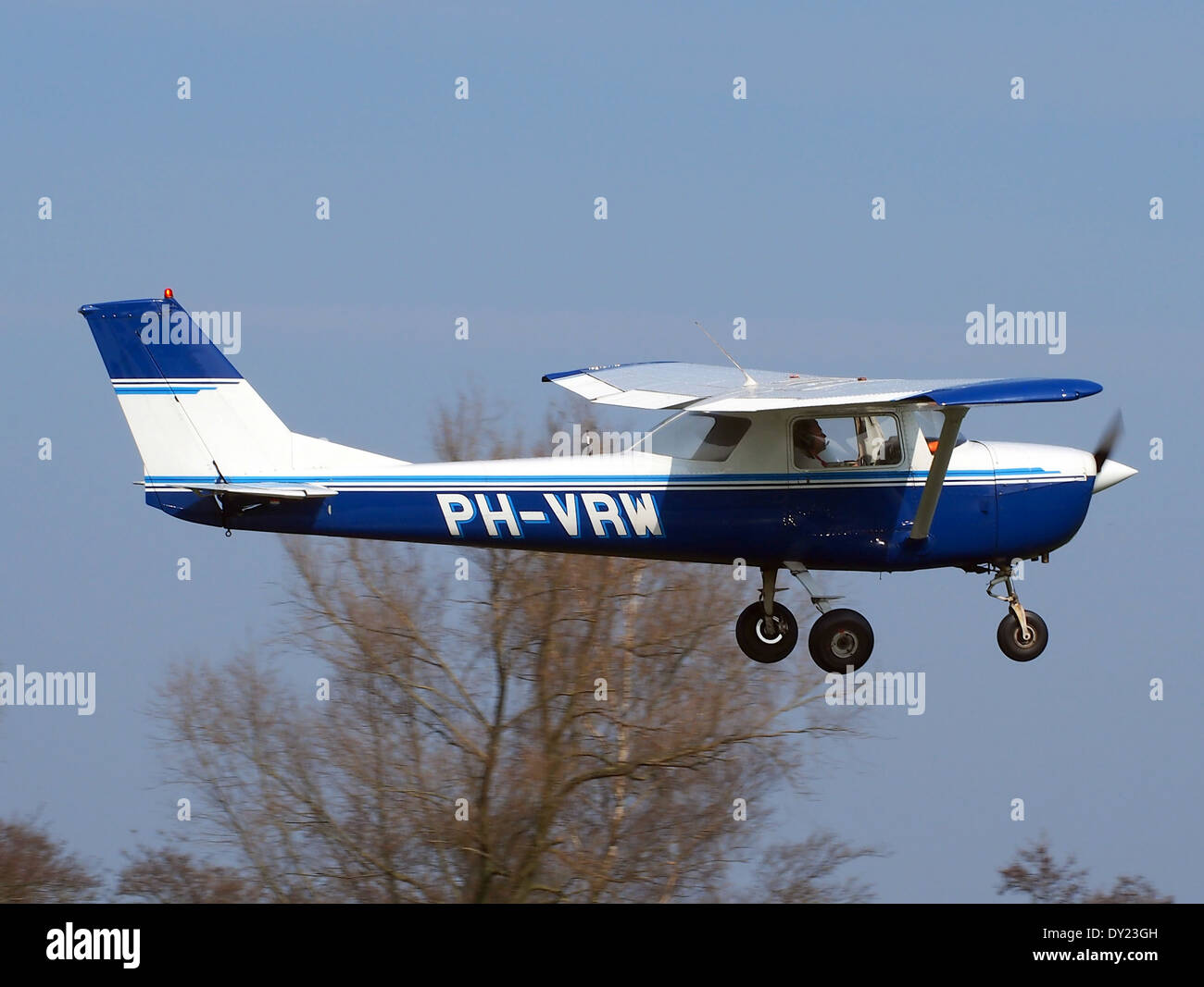 Die Reims Cessna FA150K Aerobat (PH-VRW) ist ein leichtes Trainingsflugzeug am Flughafen Hilversum. Die Cessna FA150K wird für Pilotenschulungen verwendet, die für ihre Zuverlässigkeit und Einfachheit bekannt sind, was sie ideal für Flugschulen und die private Luftfahrt macht. Stockfoto