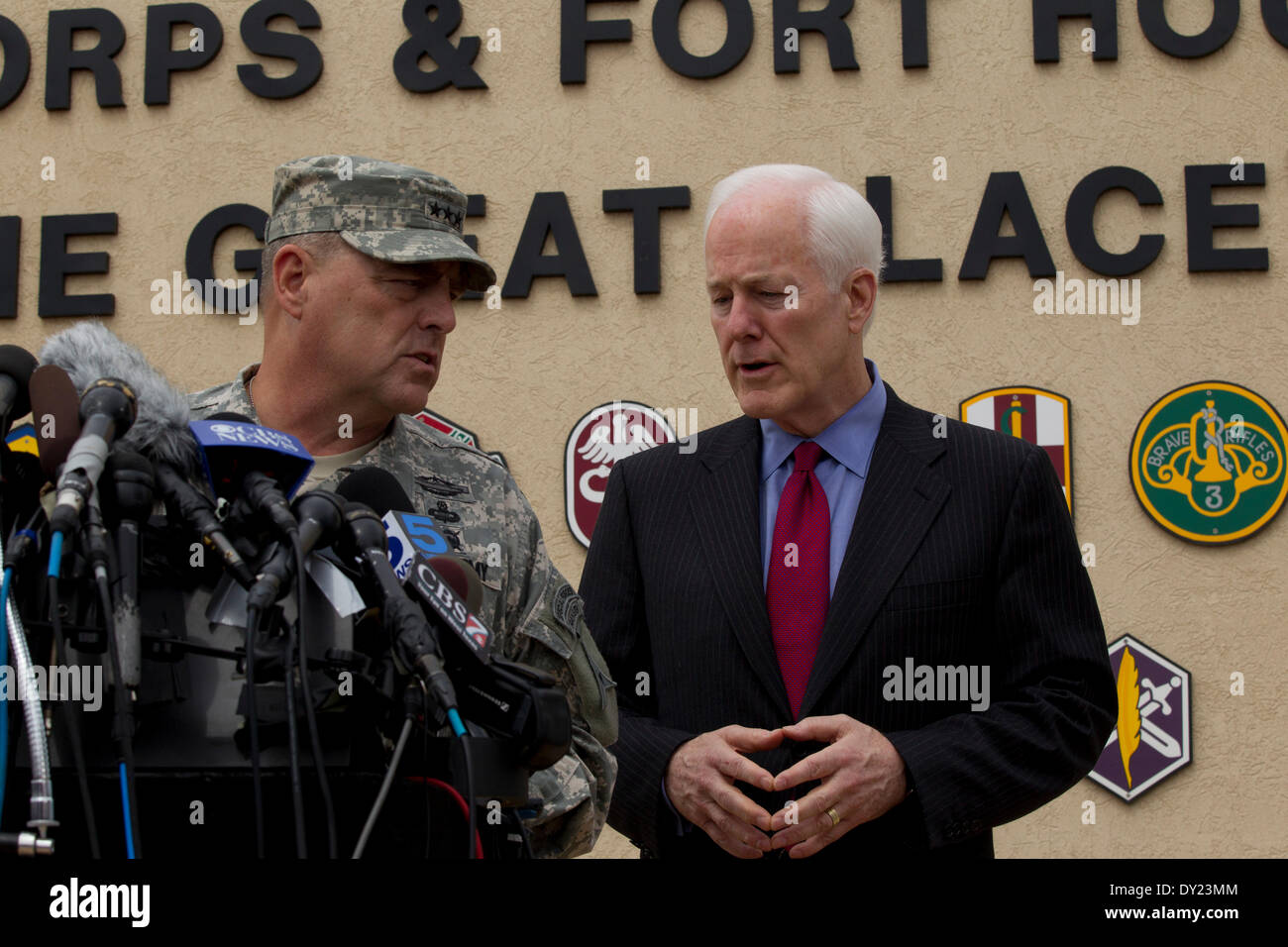 Fort Hood Army Post Kommandeur Generalleutnant Mark Milley spricht zu Medien, nachdem ein mass shooting an der Post 4 tote Links. Stockfoto