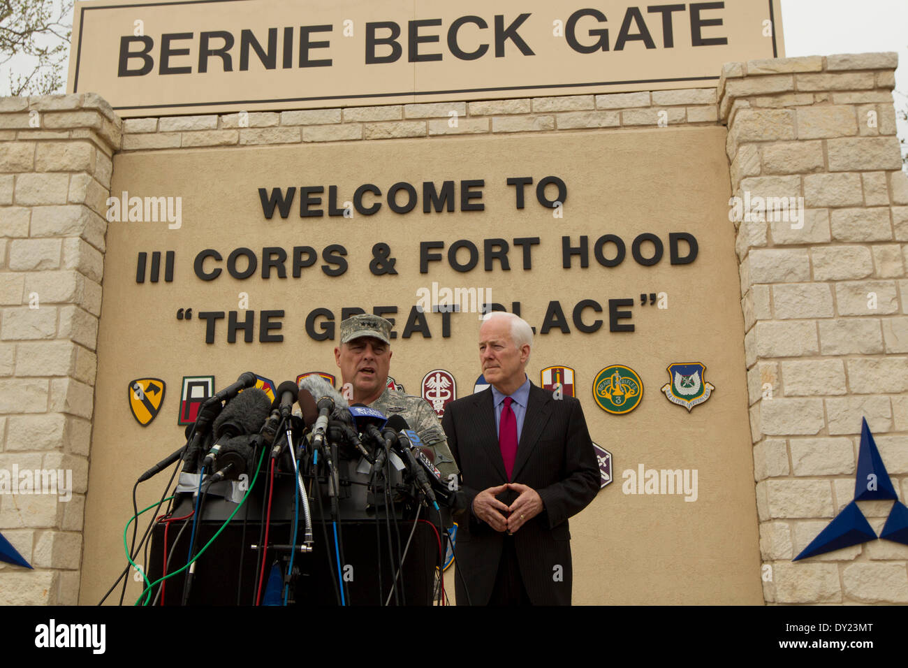 Fort Hood Army Post Kommandeur Generalleutnant Mark Milley spricht zu Medien, nachdem ein mass shooting an der Post 4 tote Links. Stockfoto