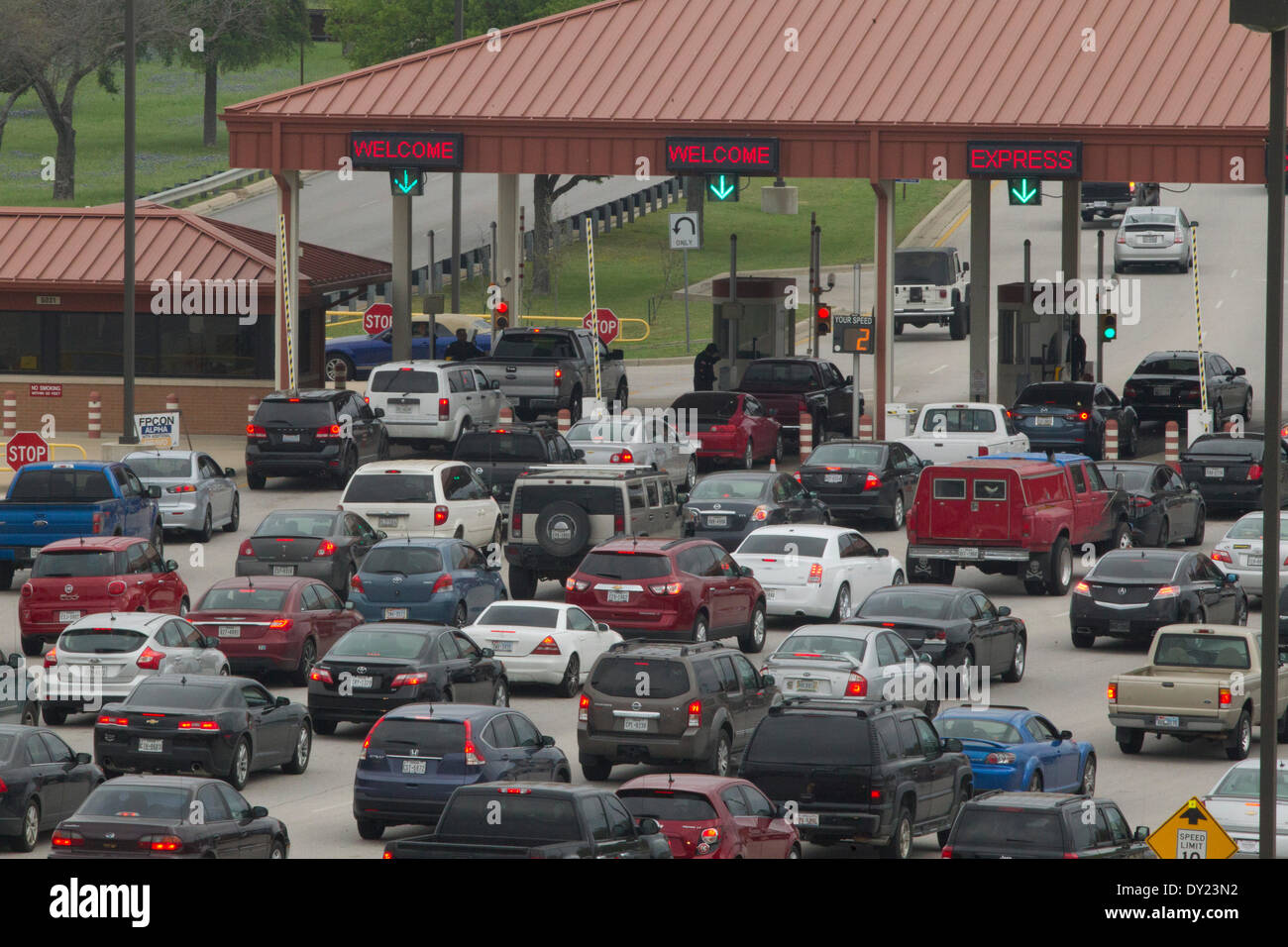 Autos verstopfen den Haupttor Eingang zum Fort Hood Army Post als Soldaten und Zivilisten Kopf darauf auf die Einrichtung, Zentral-Texas Stockfoto