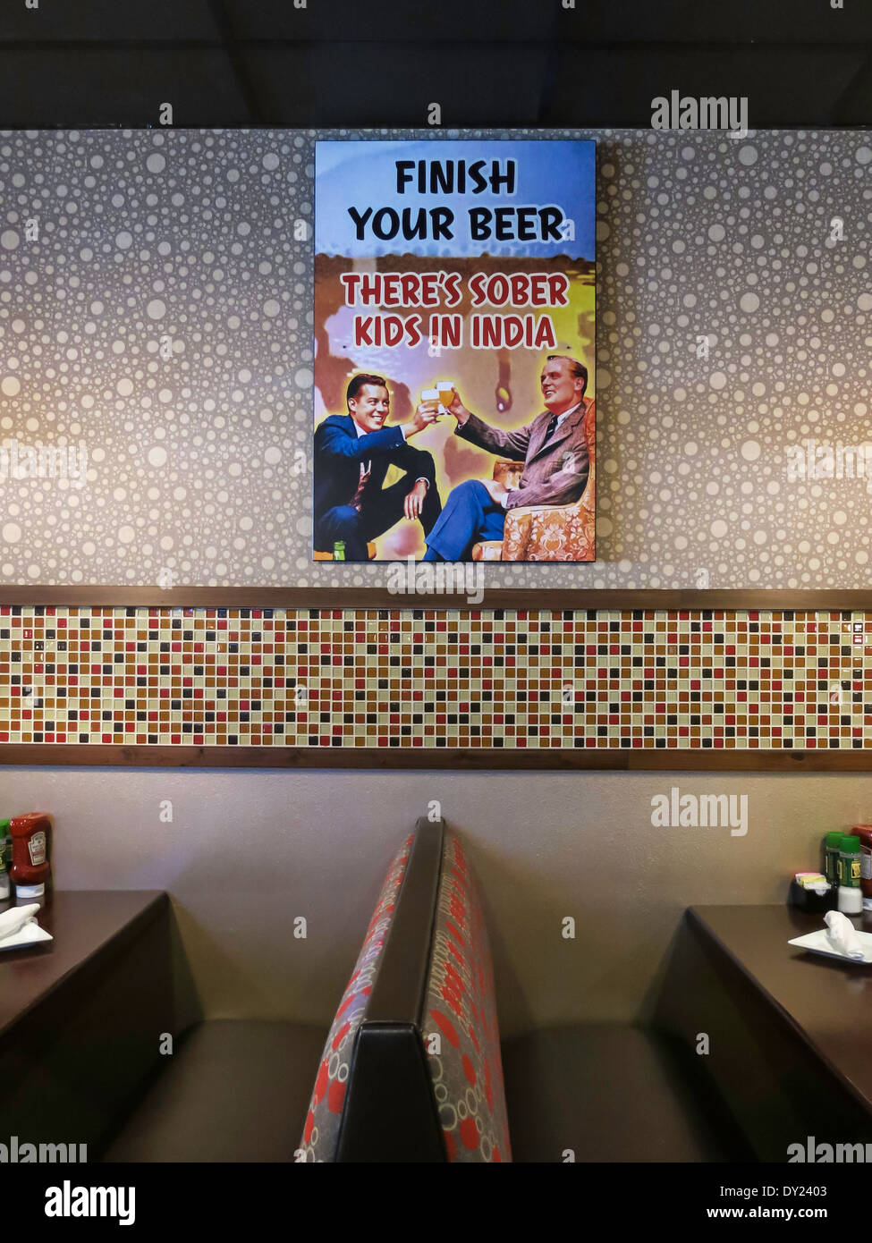 Humorvolle Bar Zeichen, "Ihr Bier zu beenden, gibt es nüchtern Kinder In Indien", Florida, FL, USA Stockfoto