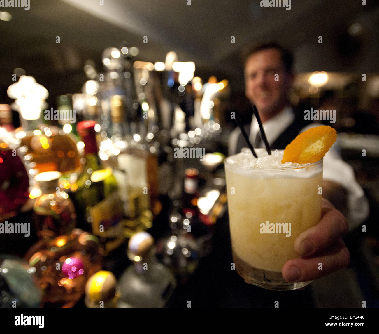 Laguna Beach, Kalifornien, USA. 27. November 2013. Selänne Head Bartender Michael Blash zeigt einen Selänne Steak Taverne Signature Drink '' Selänne, '' gemacht von Woodland Reserve Bourbon, frischen Zitronen und Limettensaft zusammen mit Eiweiß geschüttelt und serviert auf Eis in einem tumbler.db.jpg--11/27/13--PHOTO von DAVID BRO/ZUMA PRESS---Selänne Steak Taverne in Laguna Beach, Kalifornien, eröffnet letzten Monat mit einem traditionellen '' New American'' Küche in gemütlichen und ungezwungenen Atmosphäre. Die Anaheim Enten '' Finnish Flash, '' Teemu Selänne Stockfoto