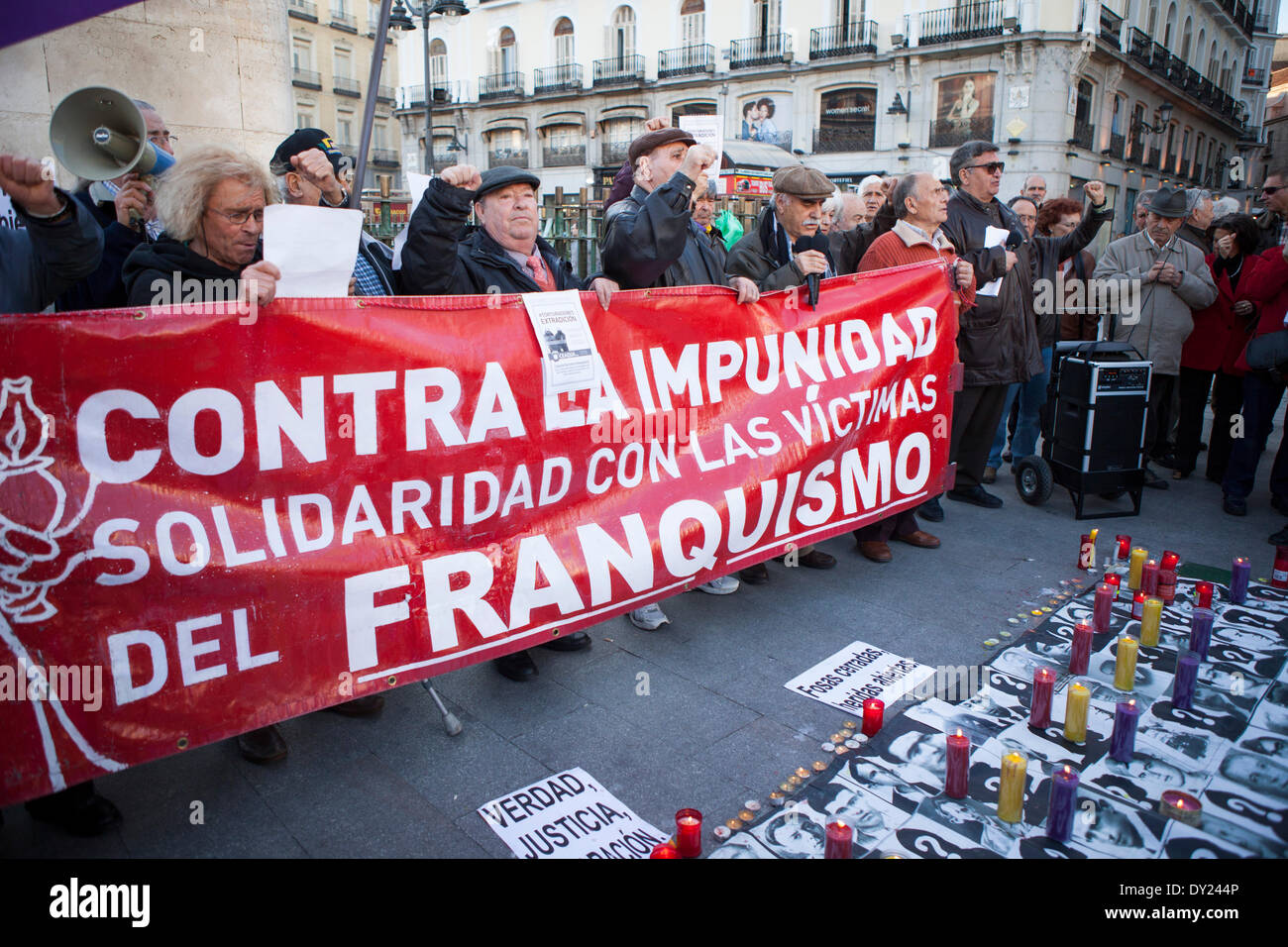 Madrid, 4. April 2014: das Plakat sagt: "gegen die Straflosigkeit, Solidarität mit den Opfern des Franco Regimes". Die Plattform gegen die Straflosigkeit des Franco Regimes tritt wieder für remember(remind) die Opfer des Franco Regimes. Der dritte Abschnitt des Strafgerichtshofs entscheidet in den nächsten Tagen über die Jesus Muñecass Auslieferung Argentinien für Verbrechen während des Franco-Regimes gerichtet werden. Bildnachweis: Oscar Arribas/Alamy Live-Nachrichten Stockfoto