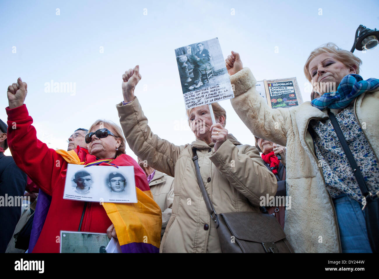 Madrid, 4. April 2014: die Plattform gegen die Straflosigkeit des Franco Regimes schließt sich wieder für remember(remind) die Opfer des Franco Regimes. Der dritte Abschnitt des Strafgerichtshofs entscheidet in den nächsten Tagen über die Jesus Muñecass Auslieferung Argentinien für Verbrechen während des Franco-Regimes gerichtet werden. Bildnachweis: Oscar Arribas/Alamy Live-Nachrichten Stockfoto