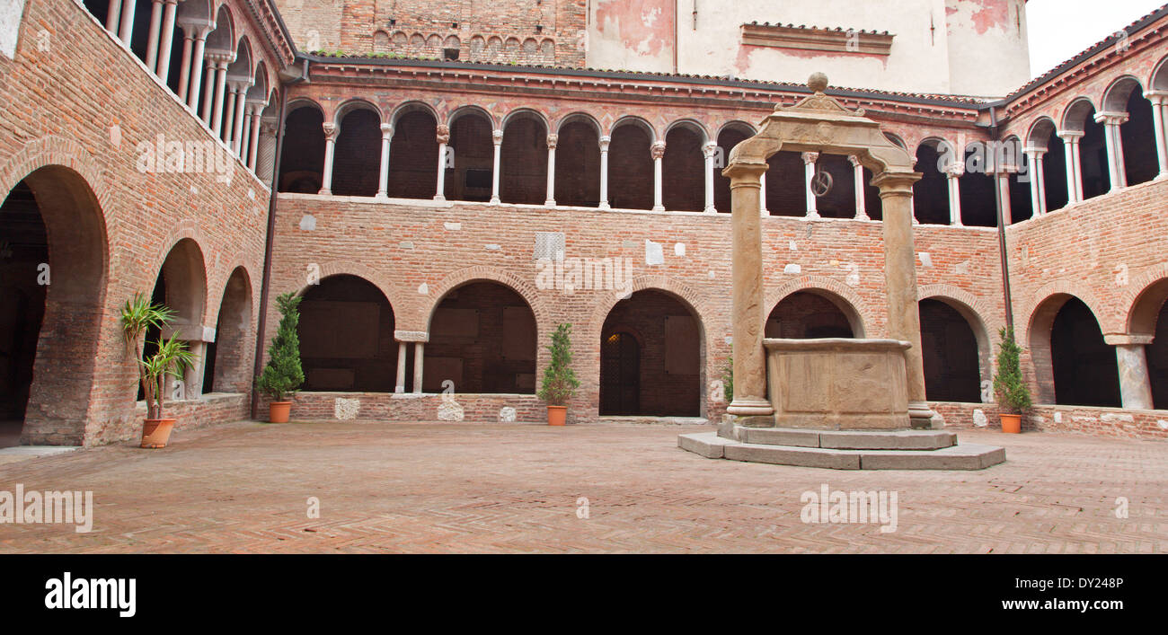 BOLOGNA, Italien - 16. März 2014: Atrium in st. Stephan oder Santo Stefano Kirchen Komplex. Stockfoto