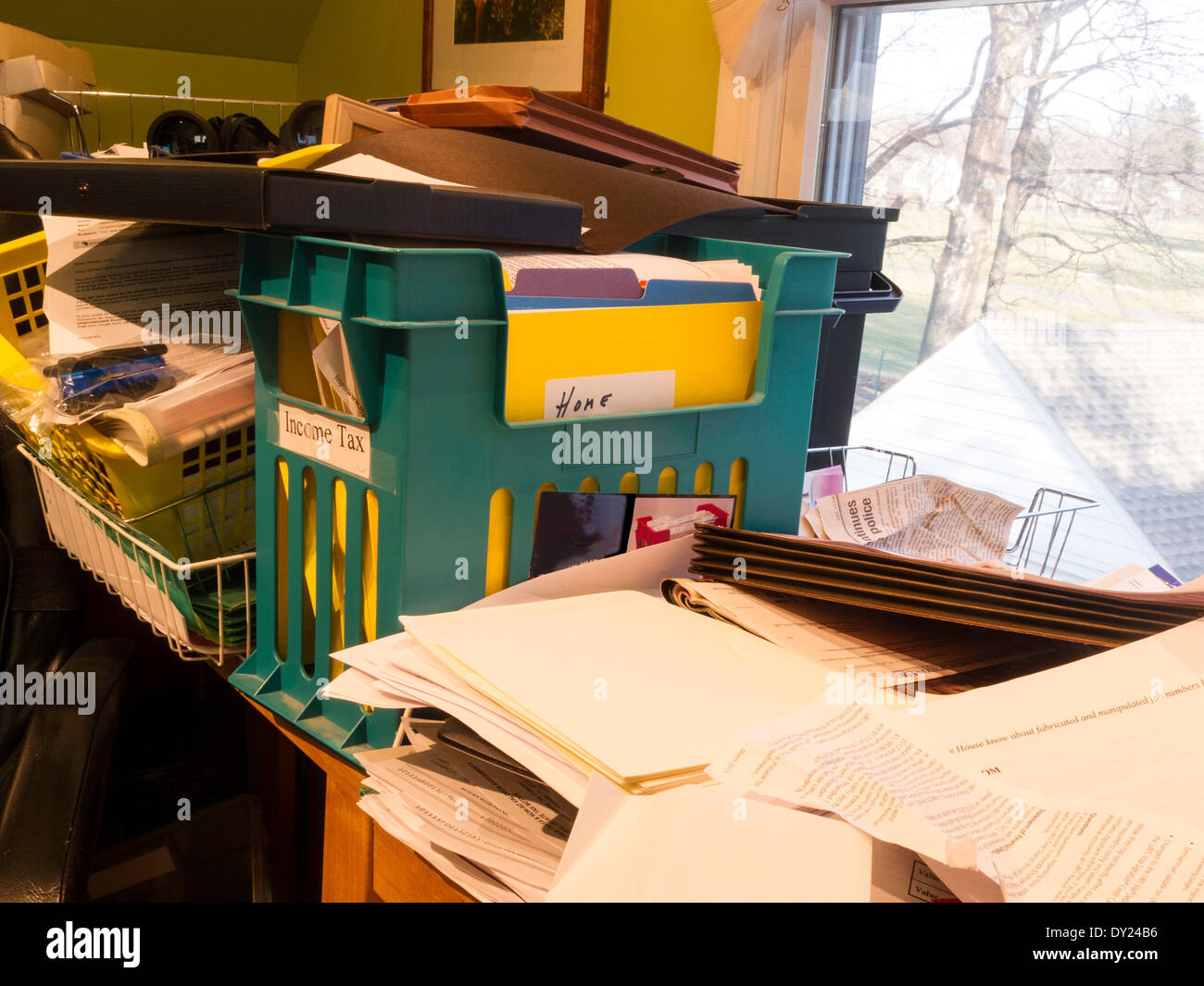 Hamsterer überquellenden Mülleimer in Datei Unordentliches Büro, USA Stockfoto