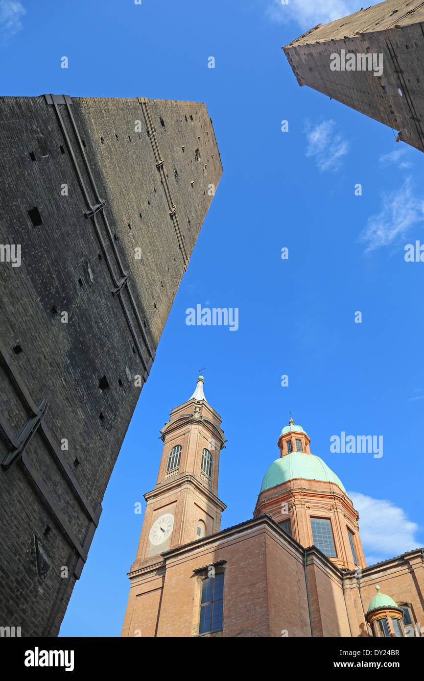 Bologna - Türme Torre Asinelli und Torre Garisenda und Kirche von st. Bartolomeo e Gaetano. Stockfoto