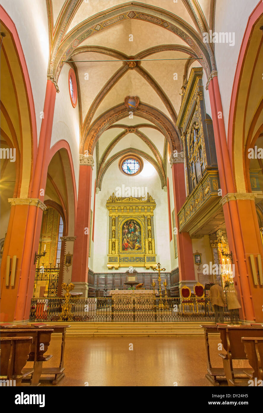 BOLOGNA, Italien - 16. März 2014: Kirchenschiff und Renaissance Hauptaltar von Girolamo da Sermoneta in der Kirche San Martino. Stockfoto
