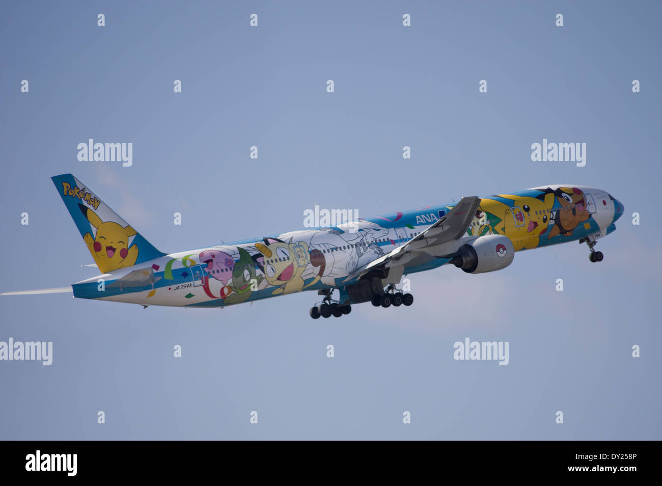 ANA Boeing 777-381 JA754A Pokemon Flugzeug ANA All Nippon Airways Japans größte Fluggesellschaft. Pikachu Pocket Monster-Anime-Charakter Stockfoto