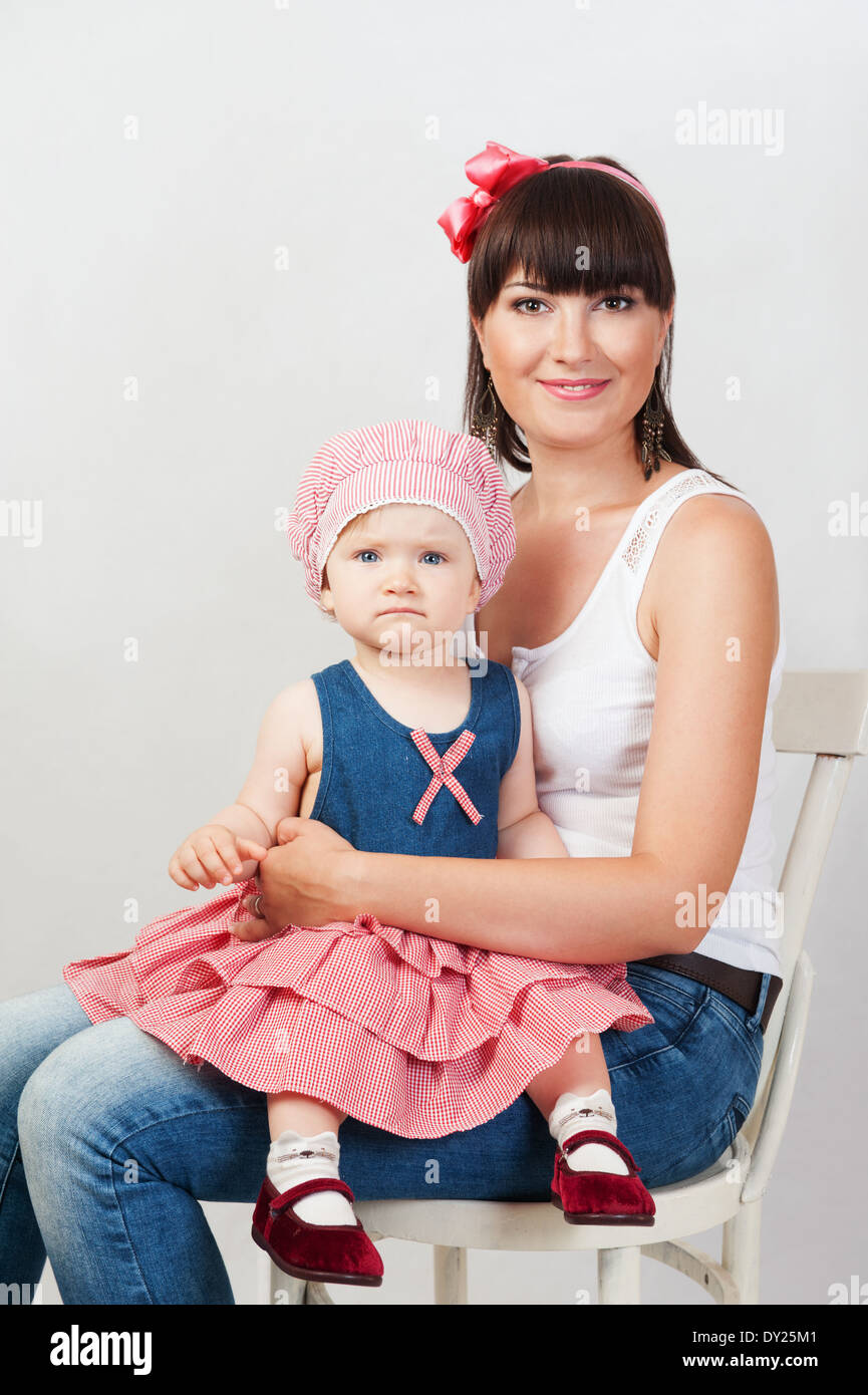 Schöne glückliche Mutter mit Tochter auf weißem Hintergrund Stockfoto