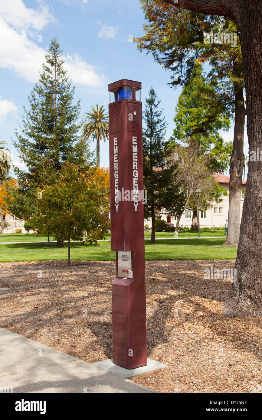 Blaue Licht Notfall Anruf-Box für Studierende an der Santa Clara University Stockfoto