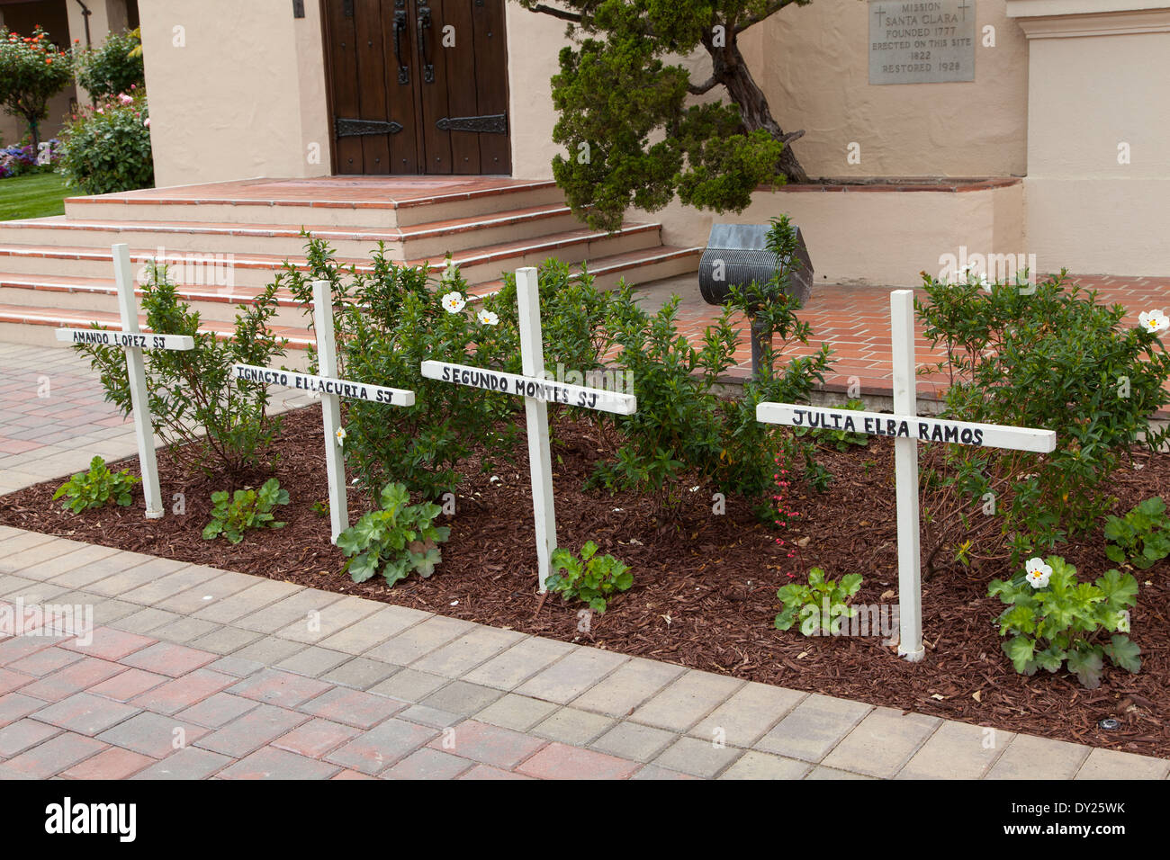 Memorial Kreuze in die Mission Santa Clara Stockfoto