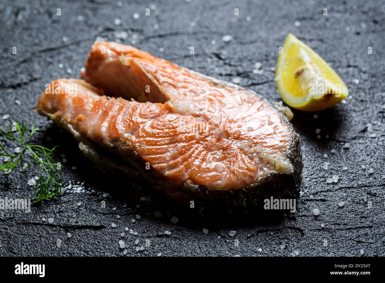 Frisch gebratene Lachs mit Dill und Zitrone serviert Stockfotografie ...