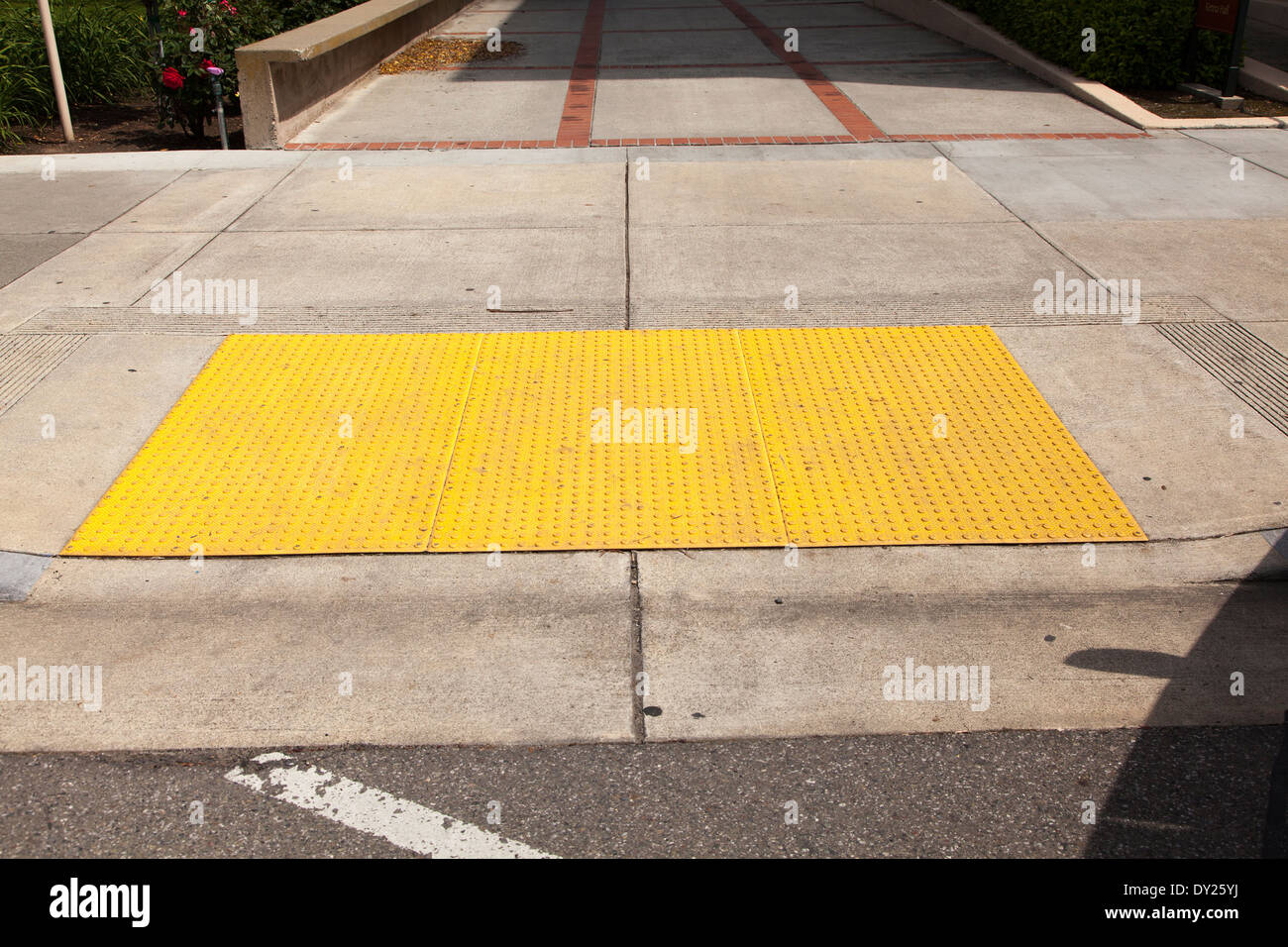 Eine gelbe Bürgersteig Sicherheit Lauffläche Platte in Santa Clara, Kalifornien. Stockfoto