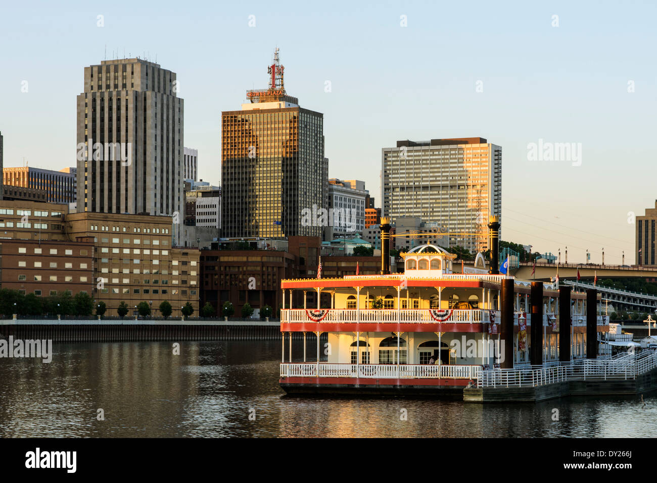 Skyline von Saint Paul, Minnesota mit Flussboot. Stockfoto