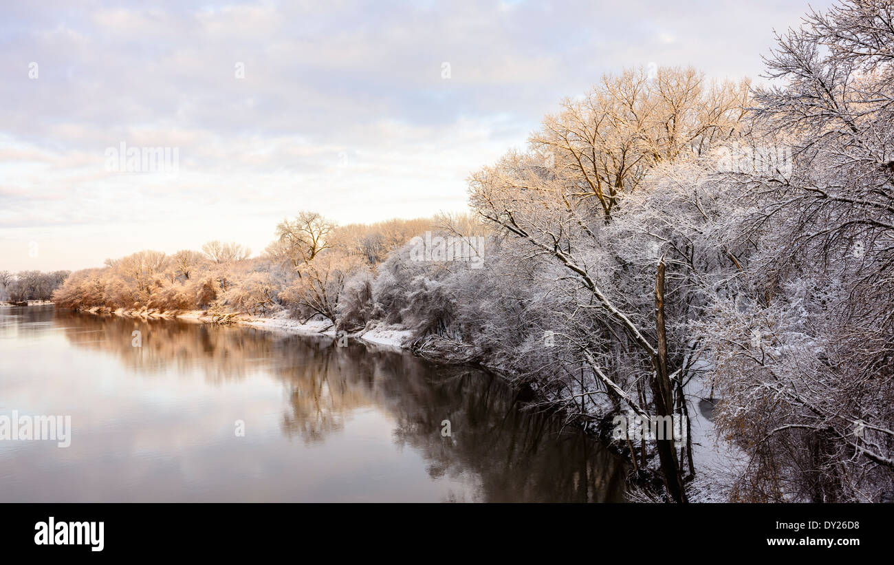 Frühlingsschnee umfasst Bäume entlang des Minnesota River in Bloomington. Stockfoto