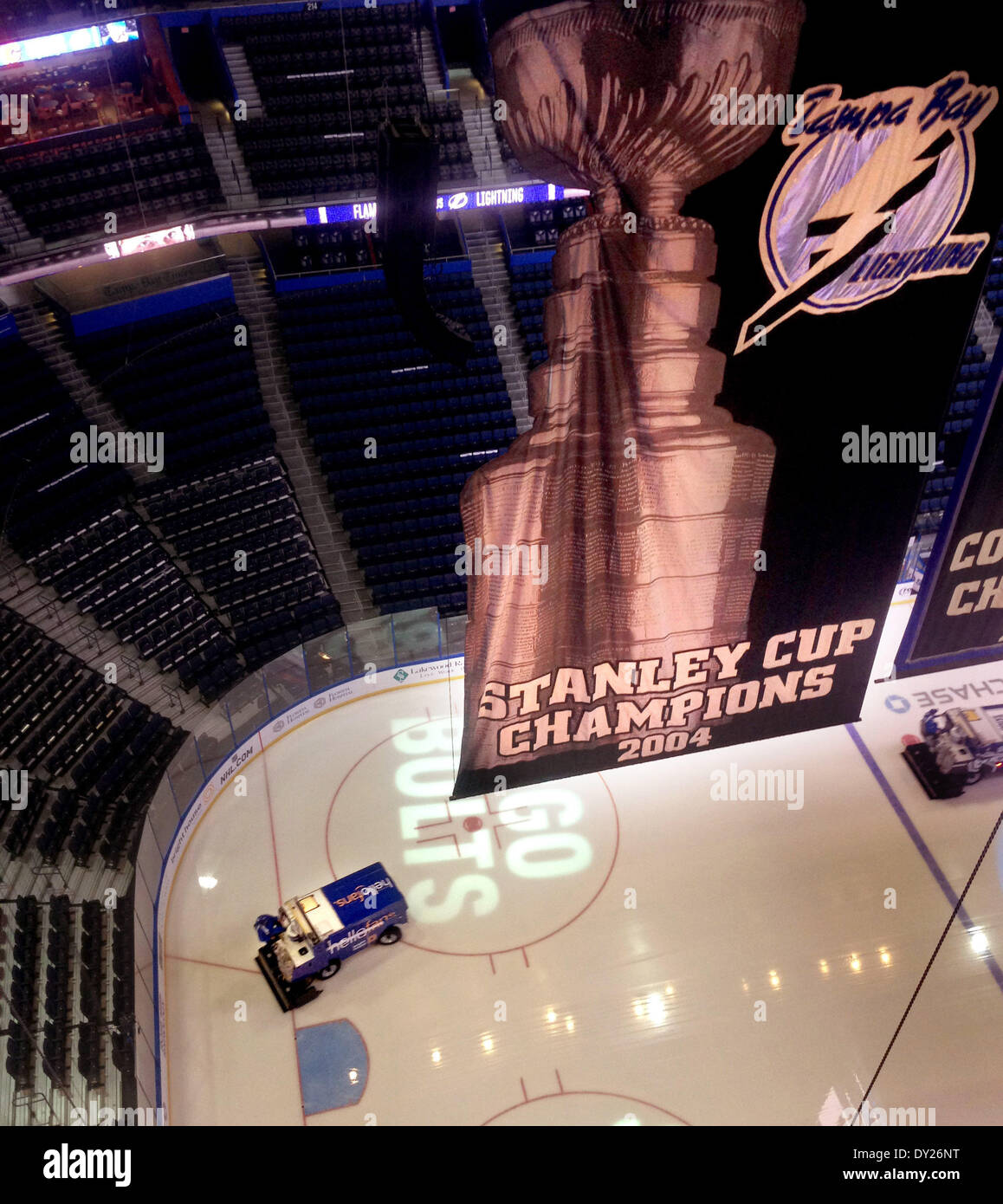 3. April 2014 - Tampa, Florida, USA - DIRK SHADD | Zeiten. Das Stanley CUp-Gewinn-Banner aus dem Jahr 2004 hängt hoch über dem Spielfeld, wie Zamboni arbeitet, um das Eis für das Spiel, bevor die Tampa Bay Lightning nehmen auf den Calgary Flames in der Tampa Bay Times Forum in Tampa am Donnerstag vorbereiten (03.04.14) (Credit-Bild: © Dirk Shadd/Tampa Bay Times/ZUMAPRESS.com) Stockfoto