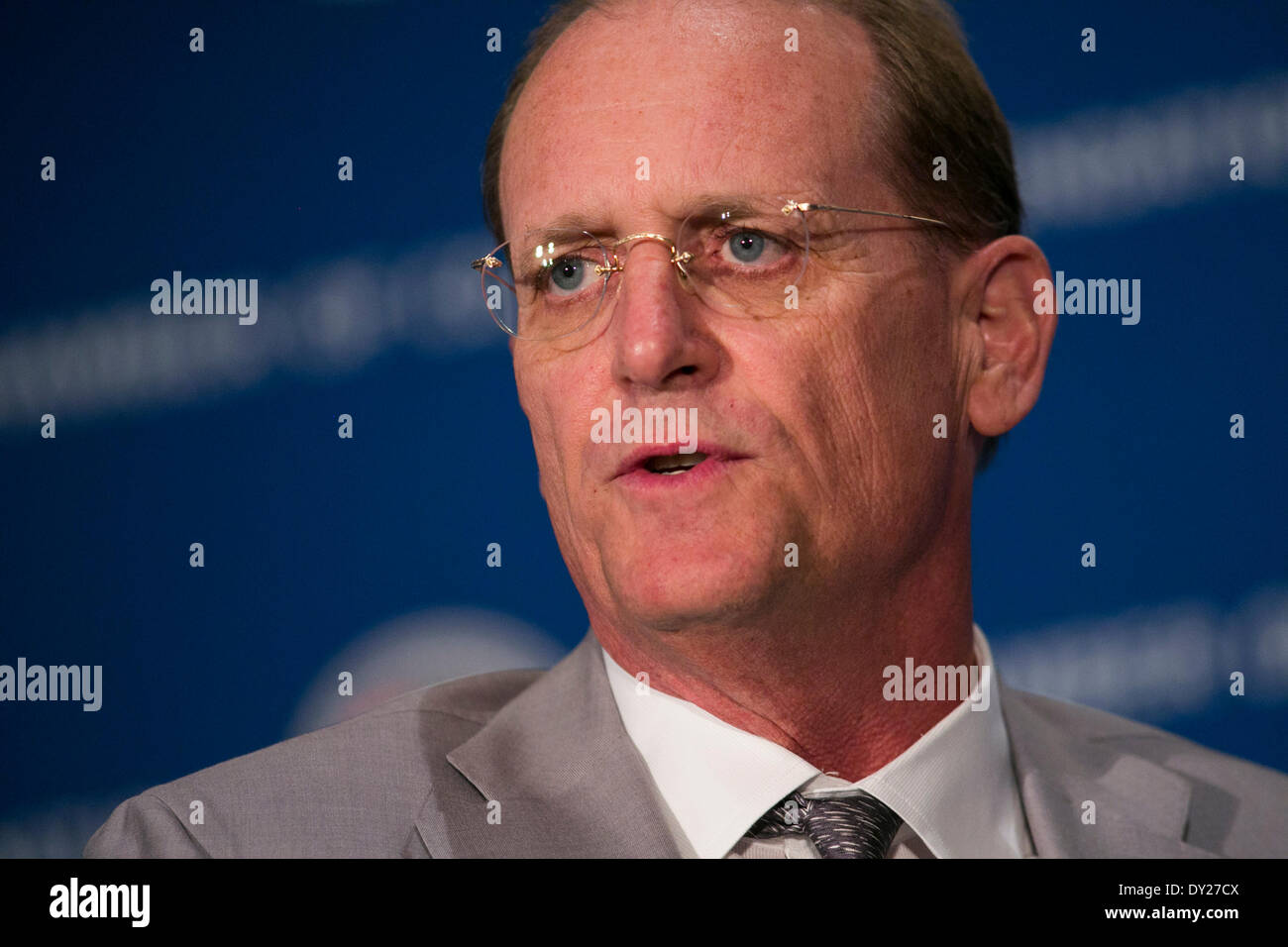 Washington DC, USA. 3. April 2014. Richard Anderson, Chief Executive Officer, Delta Air Lines, Inc., spricht bei der U.S. Chamber Of Commerce Foundation 13. jährliche Luftfahrtgipfel in Washington, D.C., am 3. April 2014. Bildnachweis: Kristoffer Tripplaar/Alamy Live-Nachrichten Stockfoto