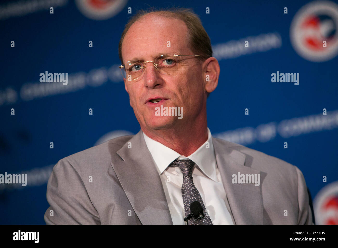 Washington DC, USA. 3. April 2014. Richard Anderson, Chief Executive Officer, Delta Air Lines, Inc., spricht bei der U.S. Chamber Of Commerce Foundation 13. jährliche Luftfahrtgipfel in Washington, D.C., am 3. April 2014. Bildnachweis: Kristoffer Tripplaar/Alamy Live-Nachrichten Stockfoto