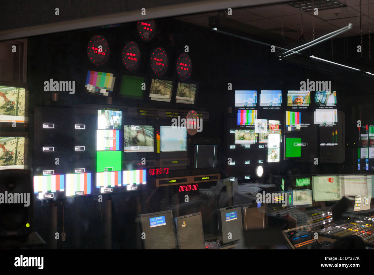 Reflexionen des Fernsehens ernährt sich von Glas Blick in ein Schneideraum auf Al Jazeera English News-Netzwerk in Doha Qata Stockfoto